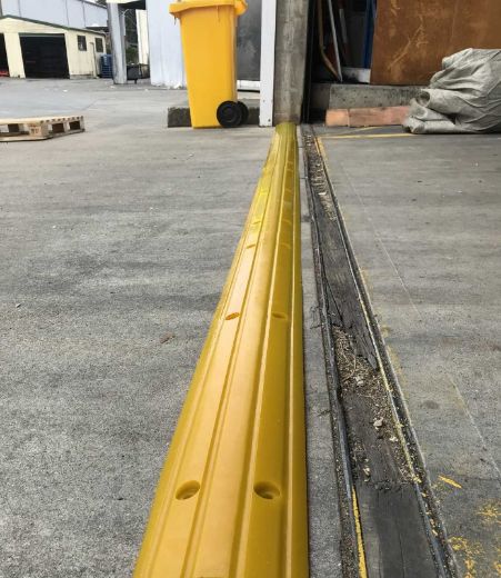 Picture of SPILMAX URETHANE FLOOR BUNDING 90° CORNER JOIN (200MML X 200MMW X 25MMH) PREDRILLED WITH 4 SCREW ANCHORS (8MM X 60MM)